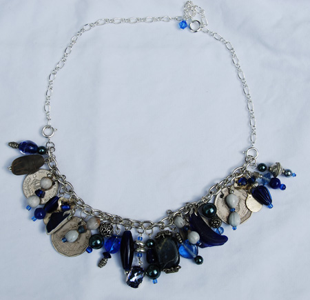 collier bleu